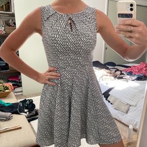 Express Classy B&W - Falls beautifully and flatters shape